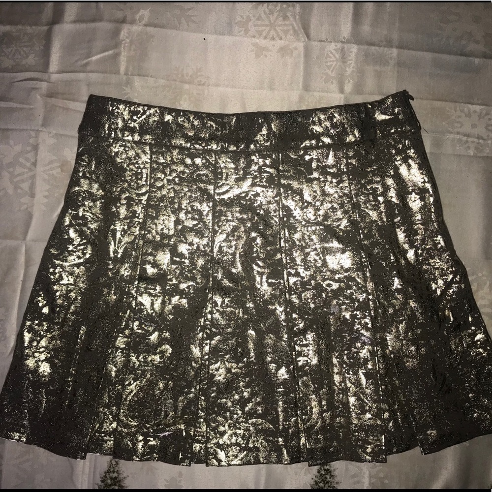 Super cute short skirt from Avon’s Mark. Line SzLg